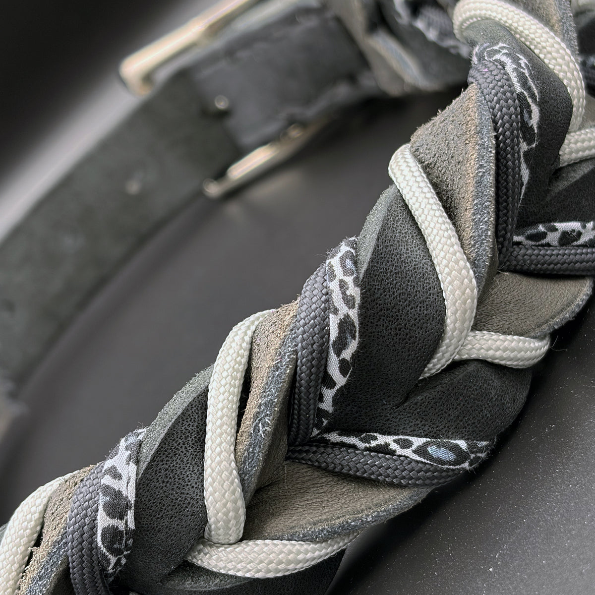 Fettlederhalsband Leo in schwarz