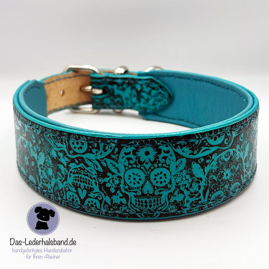 Geprägtes Lederhalsband "Totenkopf" in schwarz-türkis