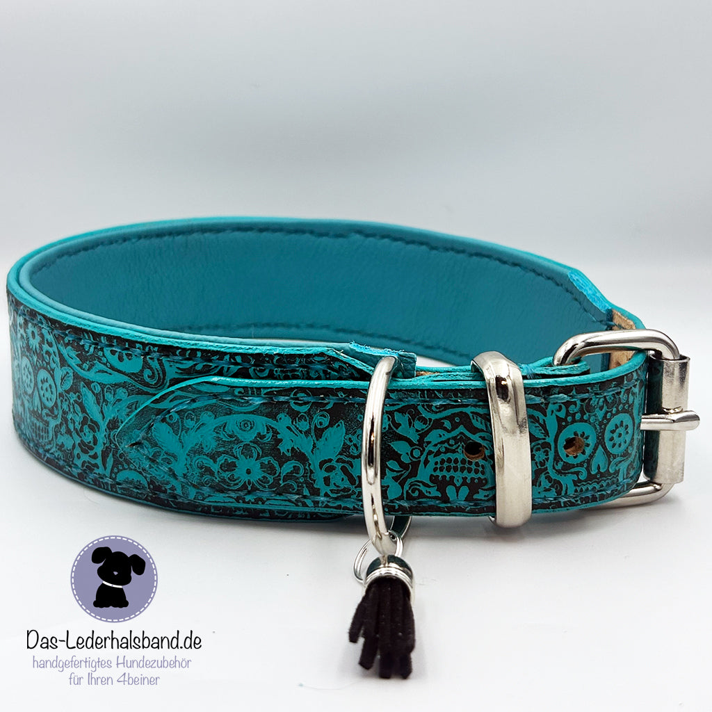 Geprägtes Lederhalsband "Totenkopf" in schwarz-türkis