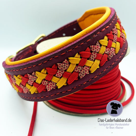 Fettlederhalsband mit Aufflechtung in bordeaux rot mit Aufflechtungen in gelb und rot sowie sonnengelbem Lammnappa als Futter