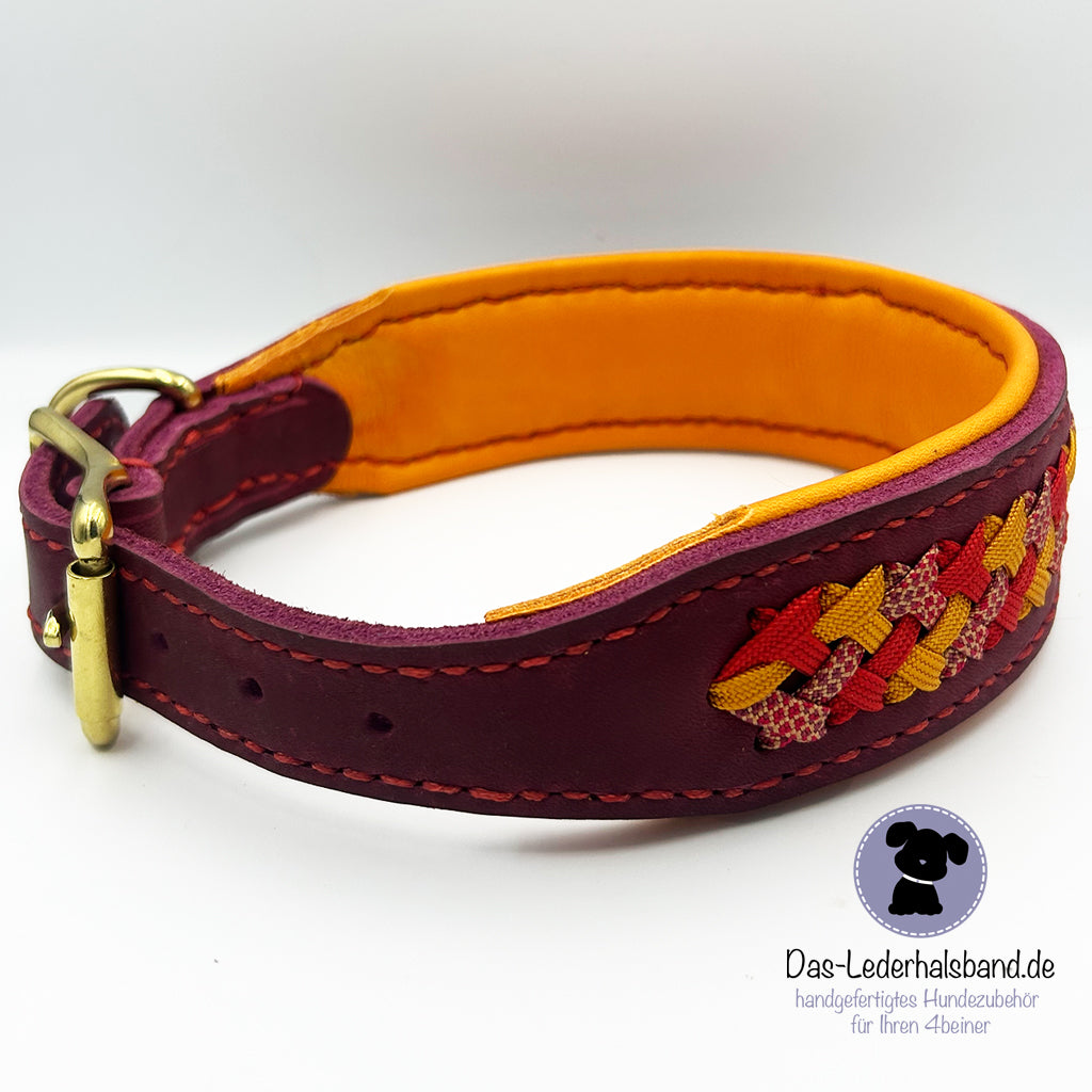 Fettlederhalsband mit Aufflechtung in bordeaux rot mit Aufflechtungen in gelb und rot sowie sonnengelbem Lammnappa als Futter - Seitenansicht
