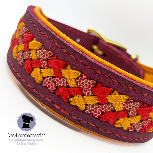 Fettlederhalsband mit Aufflechtung in bordeaux rot mit Aufflechtungen in gelb und rot sowie sonnengelbem Lammnappa als Futter