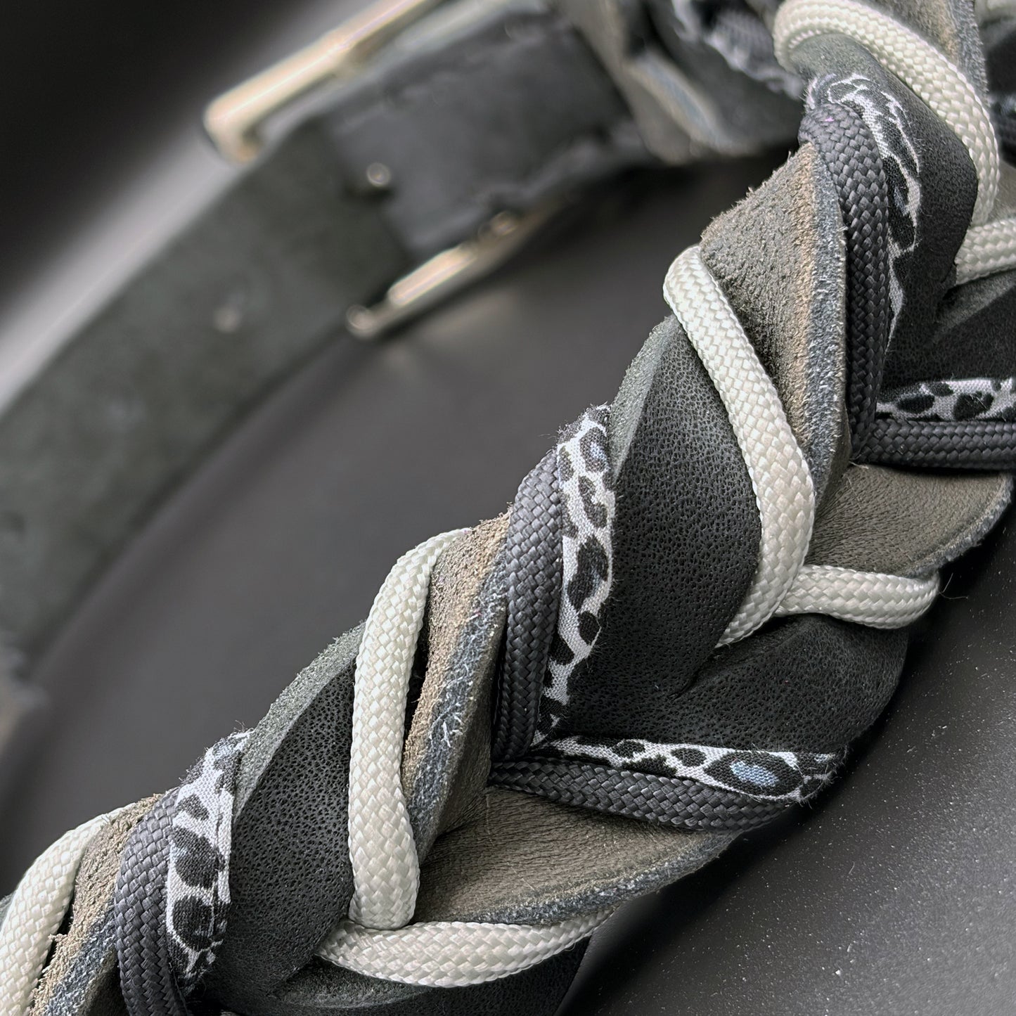 Fettlederhalsband Leo in schwarz