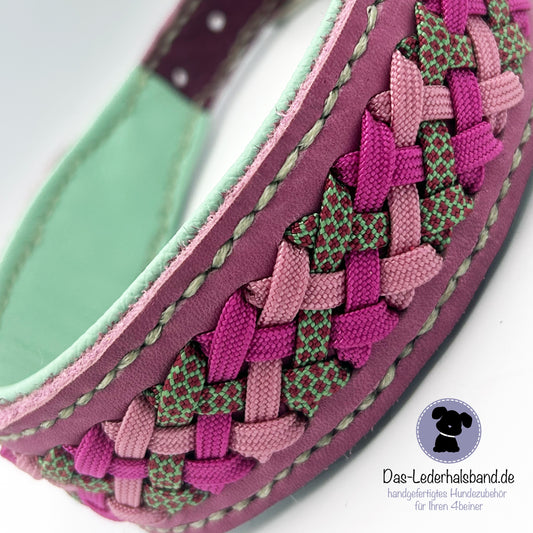 Fettlederhalsband mit Aufflechtung "Malve"