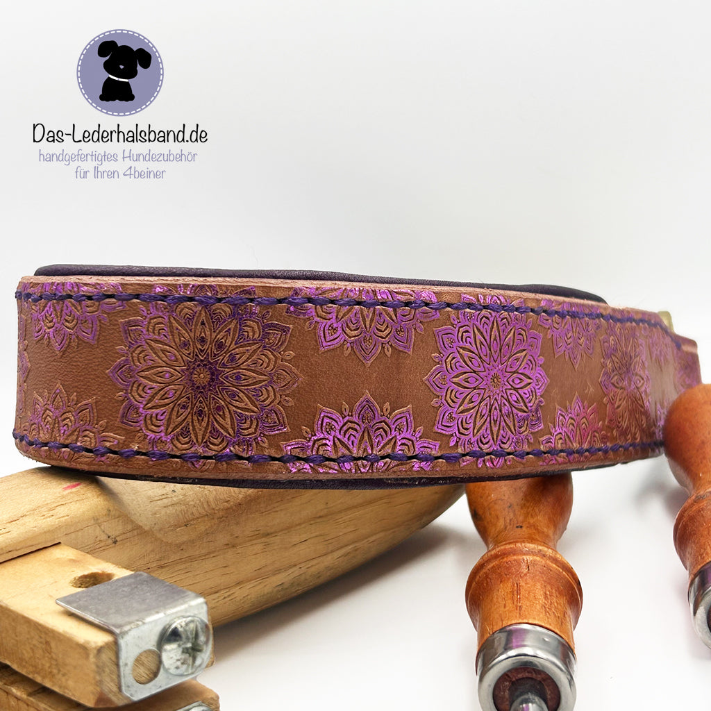 Geprägtes Lederhalsband "Mandalas" in Lila